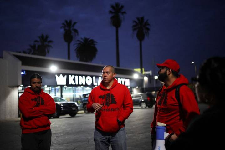 Citizens are tracking ICE in real time to warn migrants. Is that legal?