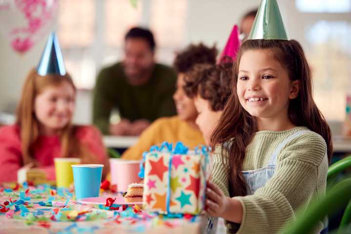 Celebra los 15 años de la biblioteca de Chatham: juegos, música y regalos