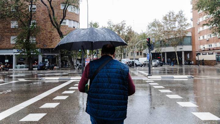 Las temperaturas caen este lunes y los frentes dejarán chubascos “localmente fuertes”