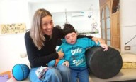Tuvo meningitis de bebé y su familia recauda fondos para tratarlo