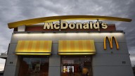 Terror afuera de un McDonald’s: tiroteo deja un hispano muerto