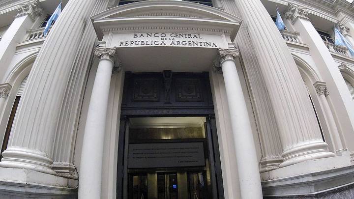 Caen los bonos y el riesgo país sigue encima de los 1000 puntos tras la última restricción al dólar del BCRA
