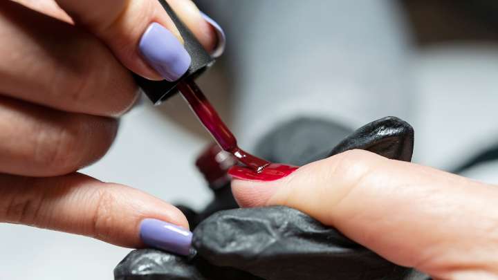 ¿Tengo que tirar mis esmaltes de uñas? La verdad sobre los ingredientes prohibidos por la UE