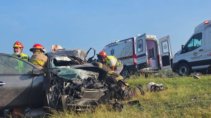 Un muerto y un herido grave en choque frontal de auto y tráiler en ruta Victoria