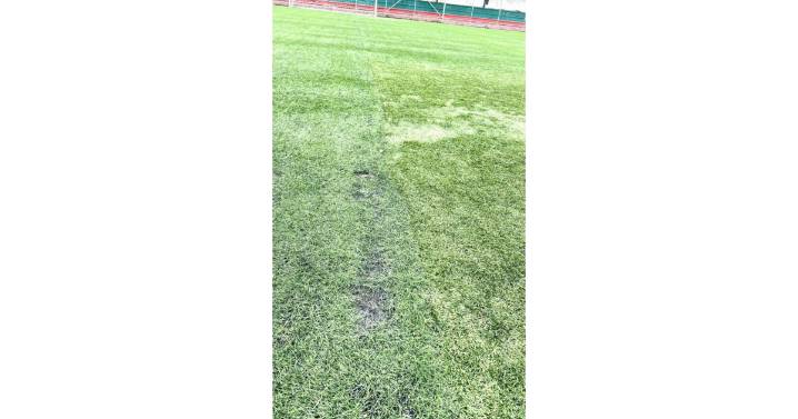 Quejas por mal estado del sintético de la cancha auxiliar en Palogrande: Alcaldía comenzará el mantenimiento