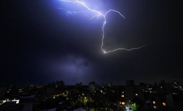 La tormenta llegó a La Plata: comenzó a llover con fuertes ráfagas y se mantiene el alerta naranja