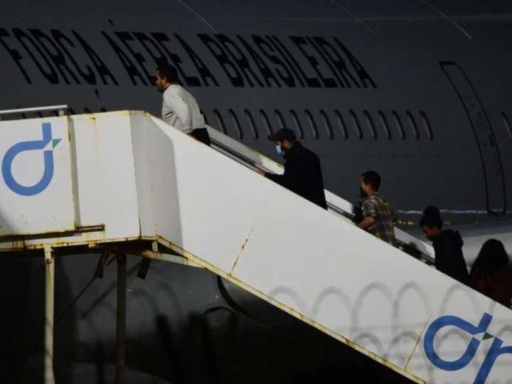 Trump no perdona ni a los argentinos y un grupo de deportados viaja hacia Buenos Aires