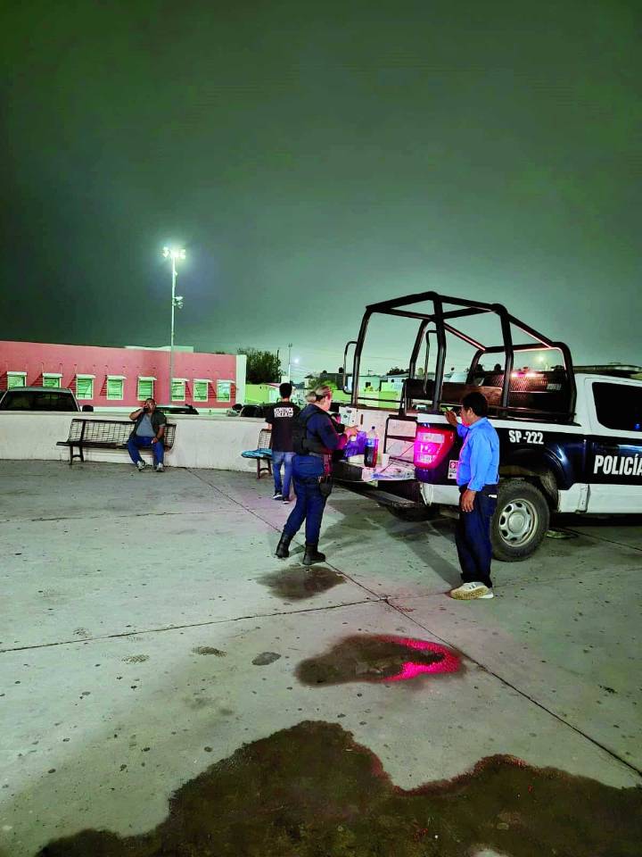 Policías de Monclova muestran solidaridad repartiendo alimentos a familiares de pacientes hospitalizados