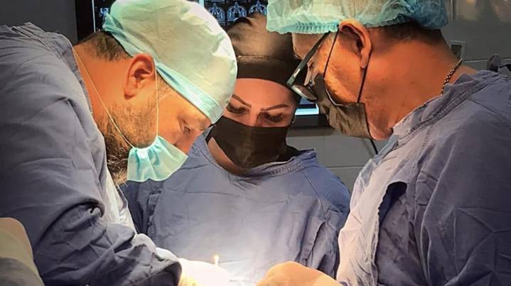 Investigan a madre mexicana por permitir que su pareja implantara senos a su hija de 14 años y muriera