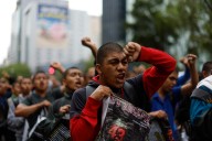 Miles de personas salen para pedir justicia por Ayotzinapa