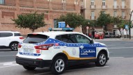 Un grupo de turistas se graba saltando sobre la fuente de San Juan de Dios, en Cádiz