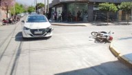 Accidente vial en pleno centro: una joven motociclista resultó con lesiones graves