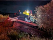 Rescatan a pareja de adultos mayores tras accidente en salida a Delicias