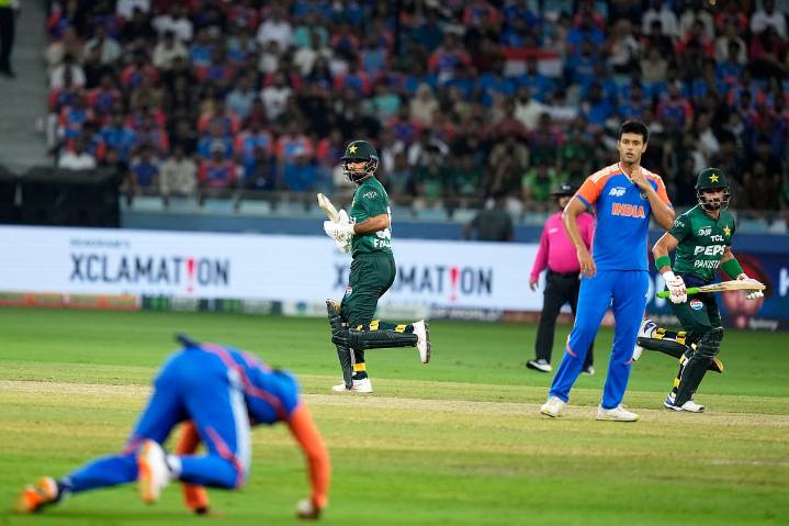 Asia Cup Final: Pakistan off to watchful start after India opt to bowl