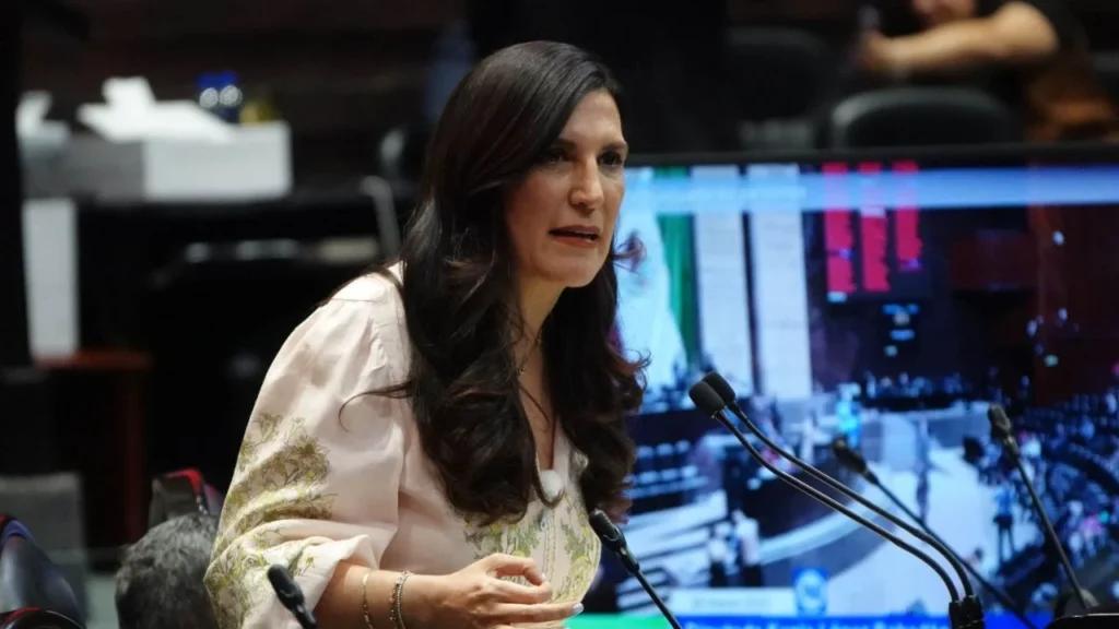 Conoce la trayectoria de Kenia López Rabadán