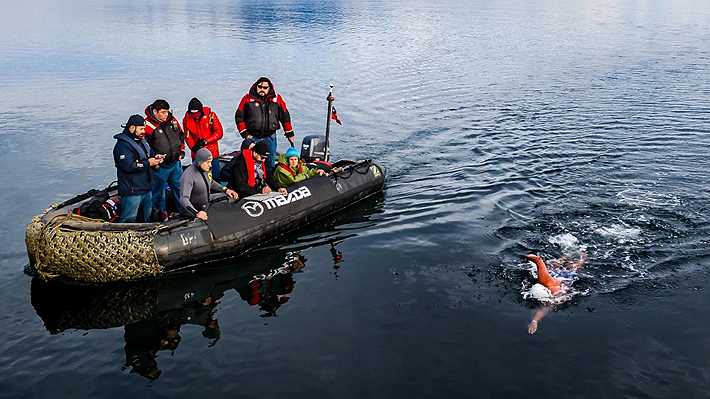La nueva hazaña y Récord Guinness en Puerto Natales de Bárbara Hernández, la "Sirena del Hielo" Esta nueva marca es la máxima distancia nadada por una mujer en el mundo en temperaturas bajo los 5º Cel