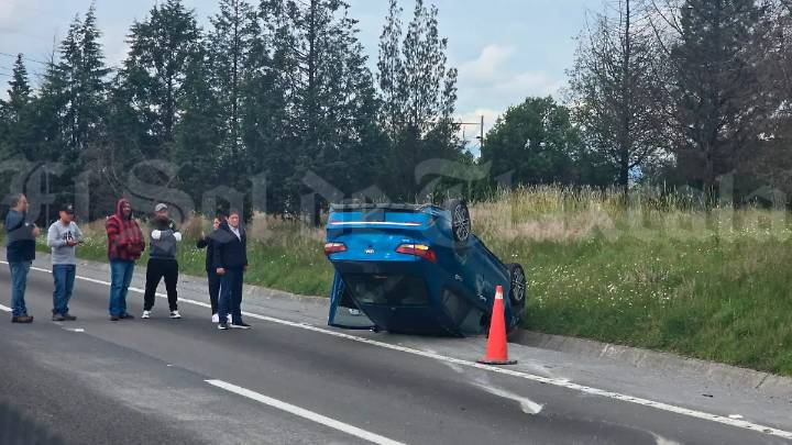 Choque entre tráiler y automóvil provoca caos vial en el libramiento Huamantla
