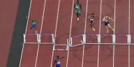 Ganó el oro en los 400 metros, lo descalificaron por perjudicar a un rival pero le restituyeron la medalla: la insólita definición en el Mundial de Atletismo