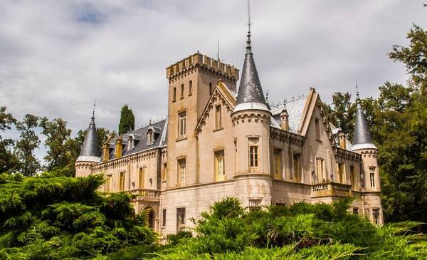 Está a menos de dos horas de CABA y tiene un castillo medieval para visitar