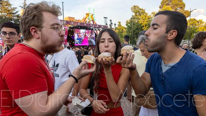 Miguelitos gratis para todos en la Feria de Albacete: «Es el mejor dulce de España»