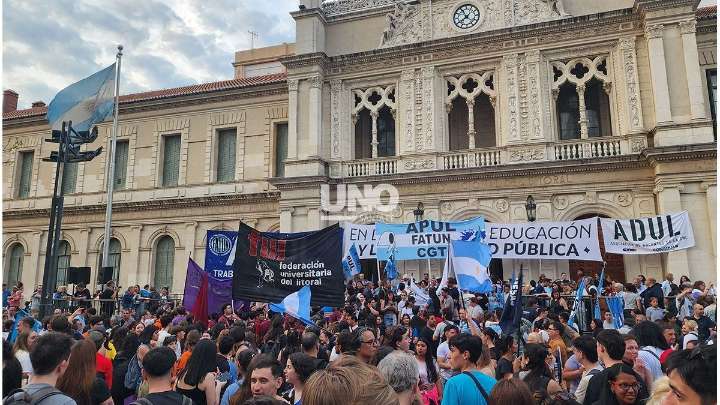 Multitudinaria marcha universitaria en Santa Fe en defensa de la educación y la salud pública