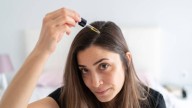 El aceite de romero es bueno, pero este otro ingrediente también es clave para tapar las canas y fortalecer el cabello