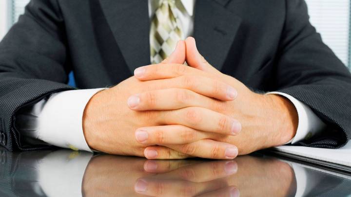 Qué significa el gesto de entrecruzar los dedos ante una situación, según la psicología del comportamiento