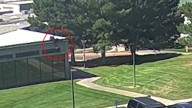 El FBI muestra un nuevo vídeo del sospechoso de disparar a Charlie Kirk: salta de un edificio y huye a la carrera