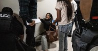 Agente del ICE azota en el piso a mujer ecuatoriana frente a sus hijos en Nueva York