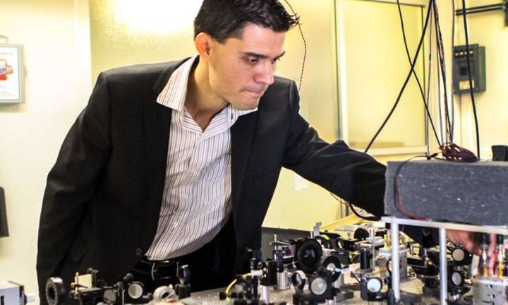 Partiendo átomos con el Dr. Eduardo Gómez en la Ciencia en el Bar