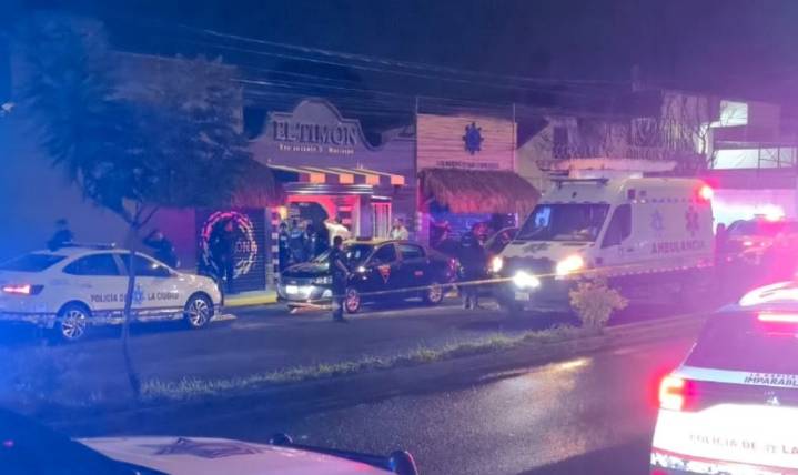 Asalto en marisquería de Puebla: clientes someten y golpean a ladrón armado