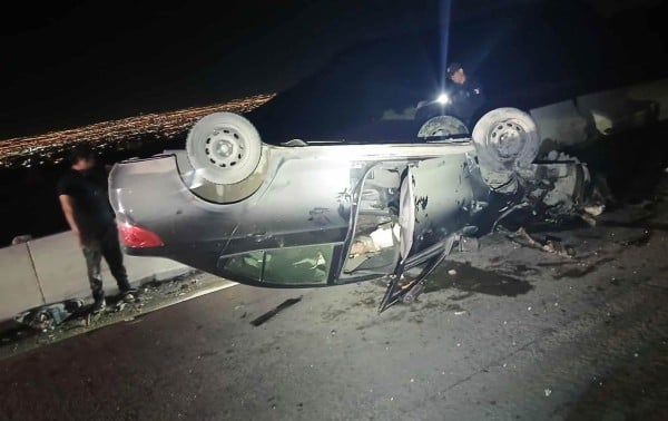 Automovilista choca contra estructura en el Camino Real y vuelca
