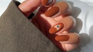 El secreto de nail art que potencia el bronceado y eleva el look veraniego