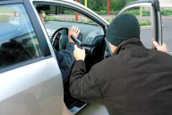 Notifican a recluso mandamiento por robo de vehículo con violencia