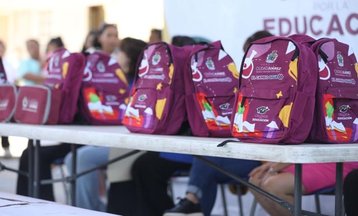 Entregan 343 mochilas en la primaria Modesto Arizpe