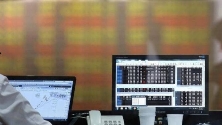 El riesgo país superó los 900 puntos en una semana y el Tesoro volvió a vender divisas