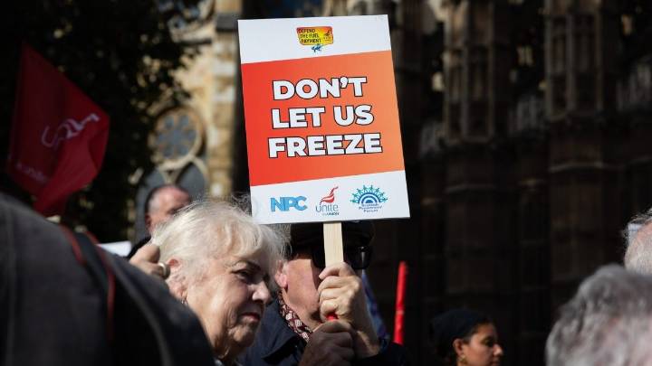 More than 100,000 pensioners to lose winter fuel payment due to frozen threshold