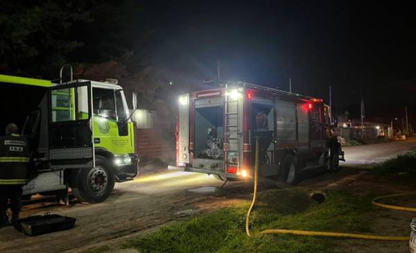 Un voraz incendio de madrugada en La Plata destruyó un galpón con un auto adentro