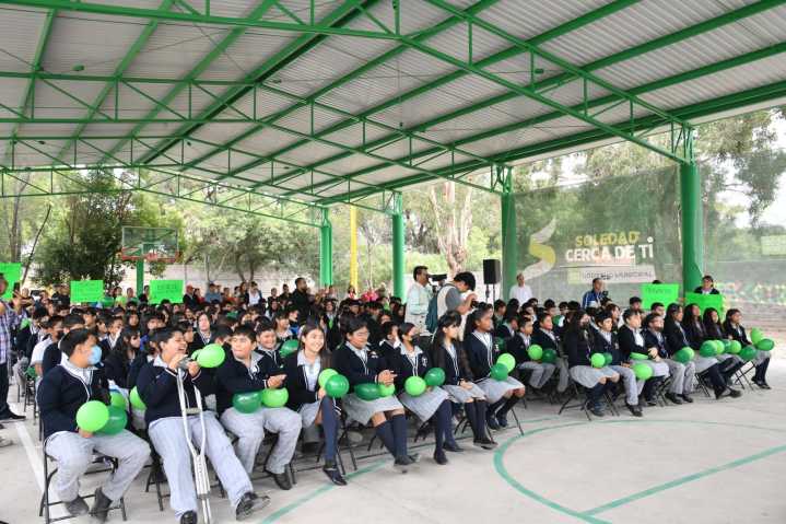 Alcalde de Soledad entrega techado en la Telesecundaria Julián Carrillo