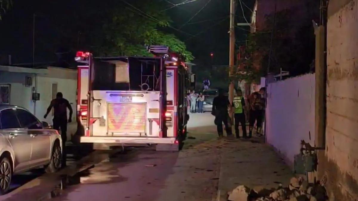 Incendio consume dos vehículos en fraccionamiento Misión de los Lagos