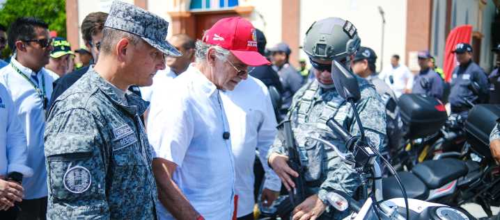 Gobernador Verano entregó motocicletas para fortalecer Fuerza Pública en Atlántico