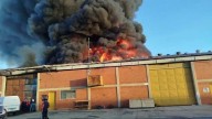 En Barcelona se quemaron dos galpones llenos de plásticos, anime y artículos de higiene personal