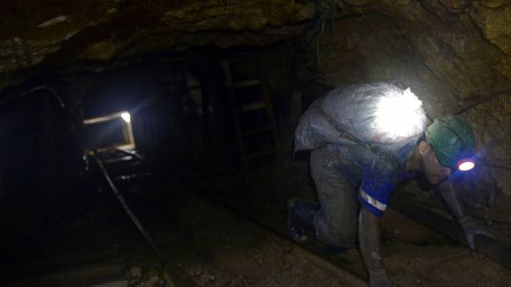 Derrumbe en una mina de oro en Colombia deja atrapados a 25 operarios