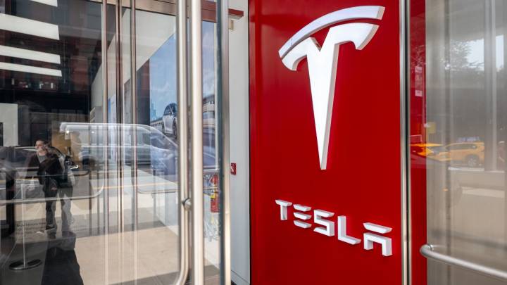 Elon Musk's $1 billion stock buy adds fuel to Tesla rally as analysts cheer the sign of confidence