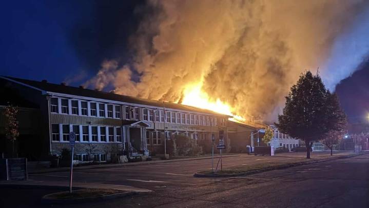 Massive blaze engulfs elementary school in Prevost, Que.
