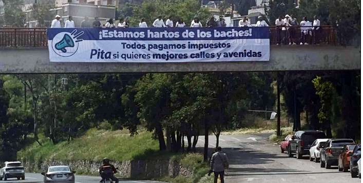 Ciudadanos en Naucalpan protestan por baches, en el periférico
