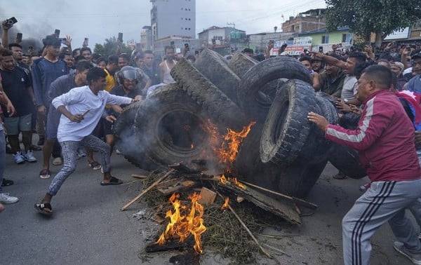 Cae el gobierno de Nepal y la chispa fue el bloqueo de las redes sociales