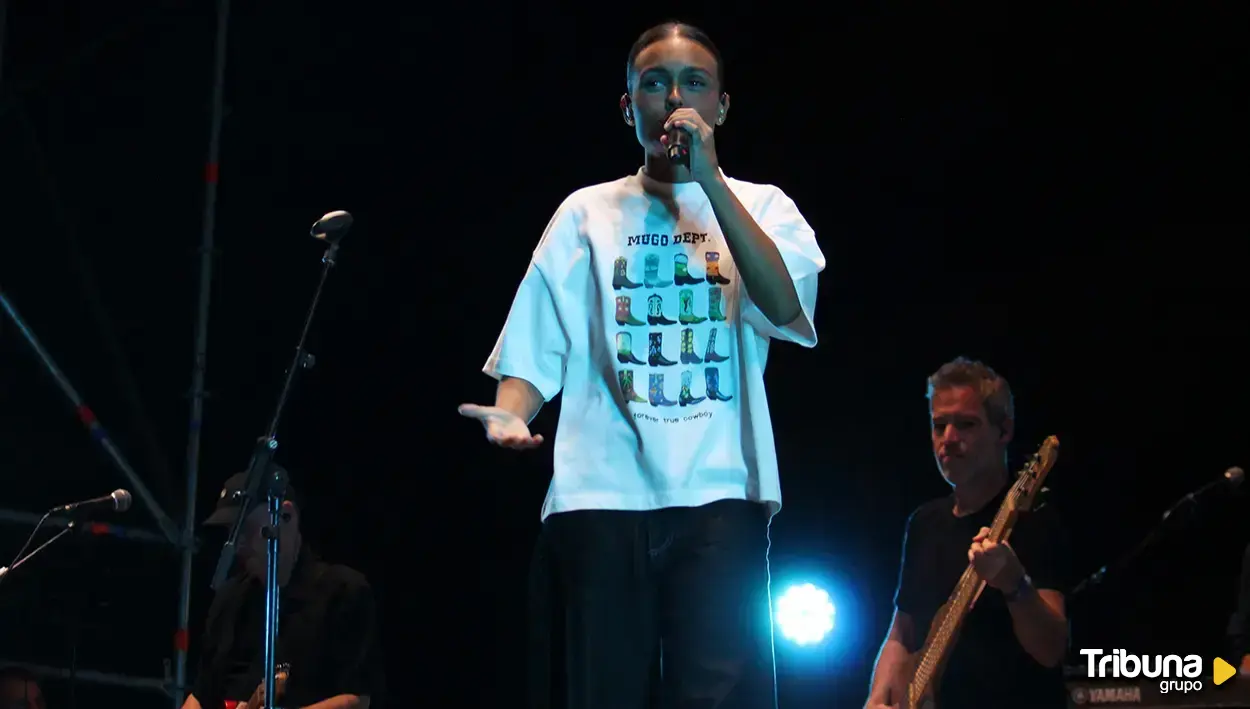 Marta Santos hechiza a la Plaza Mayor con su voz delicada y cercana