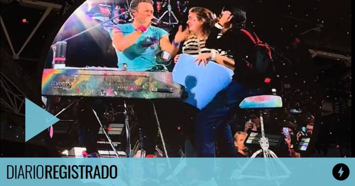 La tremenda reacción de Chris Martin cuando dos israelíes subieron al escenario en pleno concierto