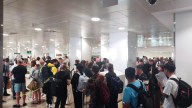 Caos aéreo en Barajas por la huelga de los vigilantes de seguridad: colas kilométricas y demoras de hasta hora y media en los controles de pasajeros